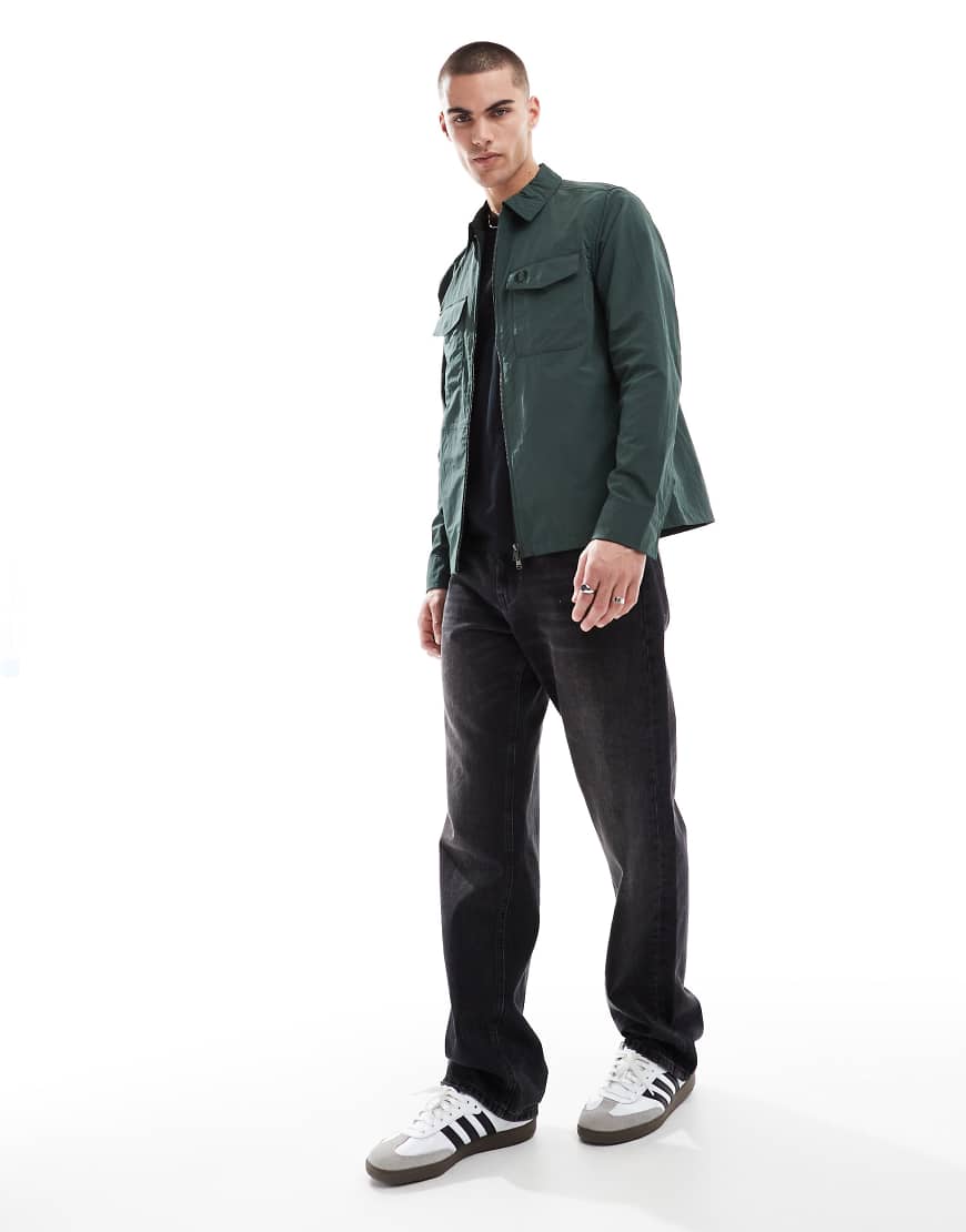 Fred Perry - Technische Hemdjacke in Dunkelgrün mit durchgehendem Reißverschluss Fred Perry - Technische Hemdjacke in Dunkelgrün mit durchgehendem Reißverschluss von Fred Perry