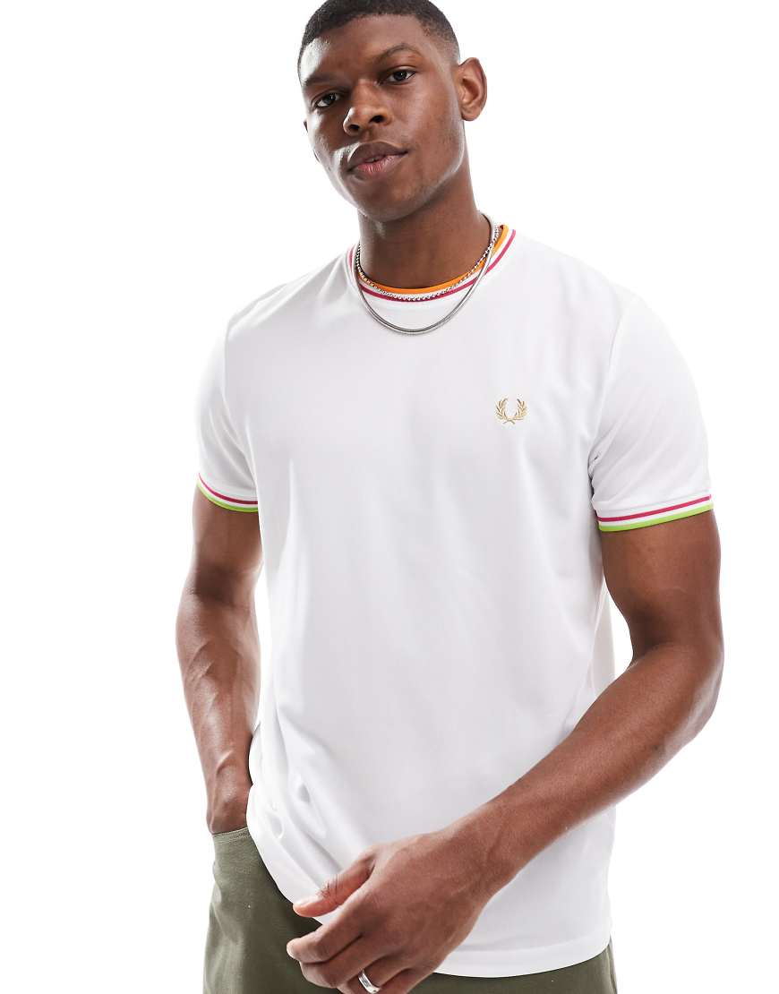Fred Perry - Tennis-T-Shirt aus Performance-Stoff in Weiß mit zwei Zierstreifen von Fred Perry