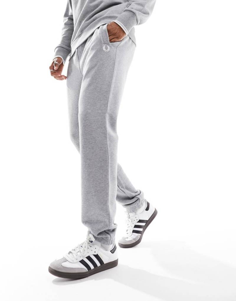 Fred Perry - Trainingshose aus Loopback-Stoff in Grau von Fred Perry