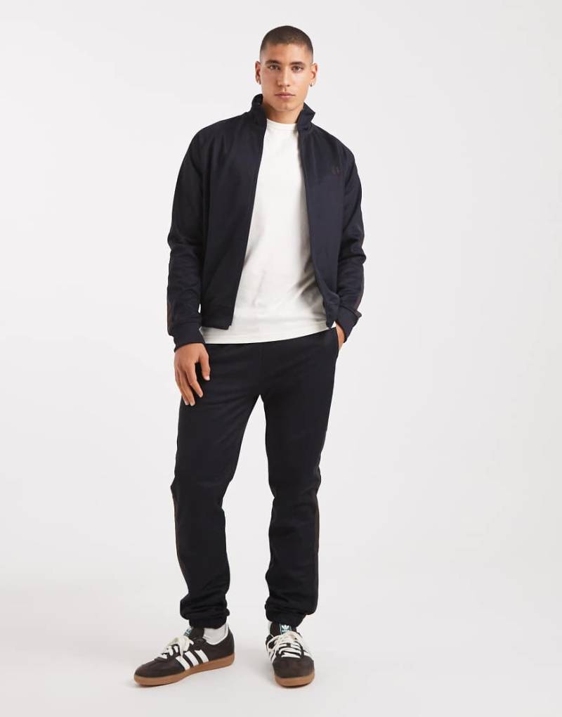 Fred Perry - Trainingshose in Marineblau mit Mesh-Band Fred Perry - Trainingshose in Marineblau mit Mesh-Band von Fred Perry