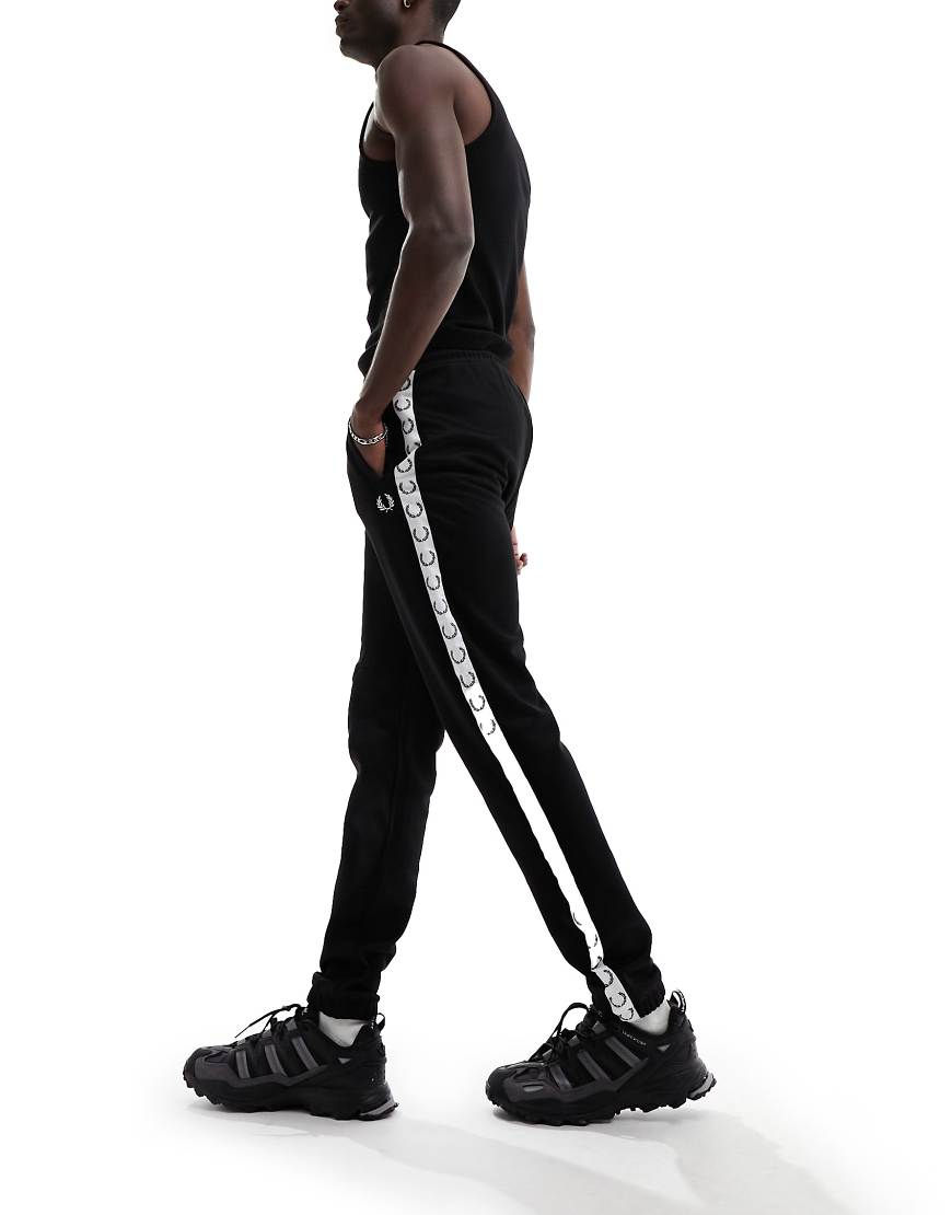 Fred Perry - Trainingshose in Schwarz mit Zierstreifen von Fred Perry