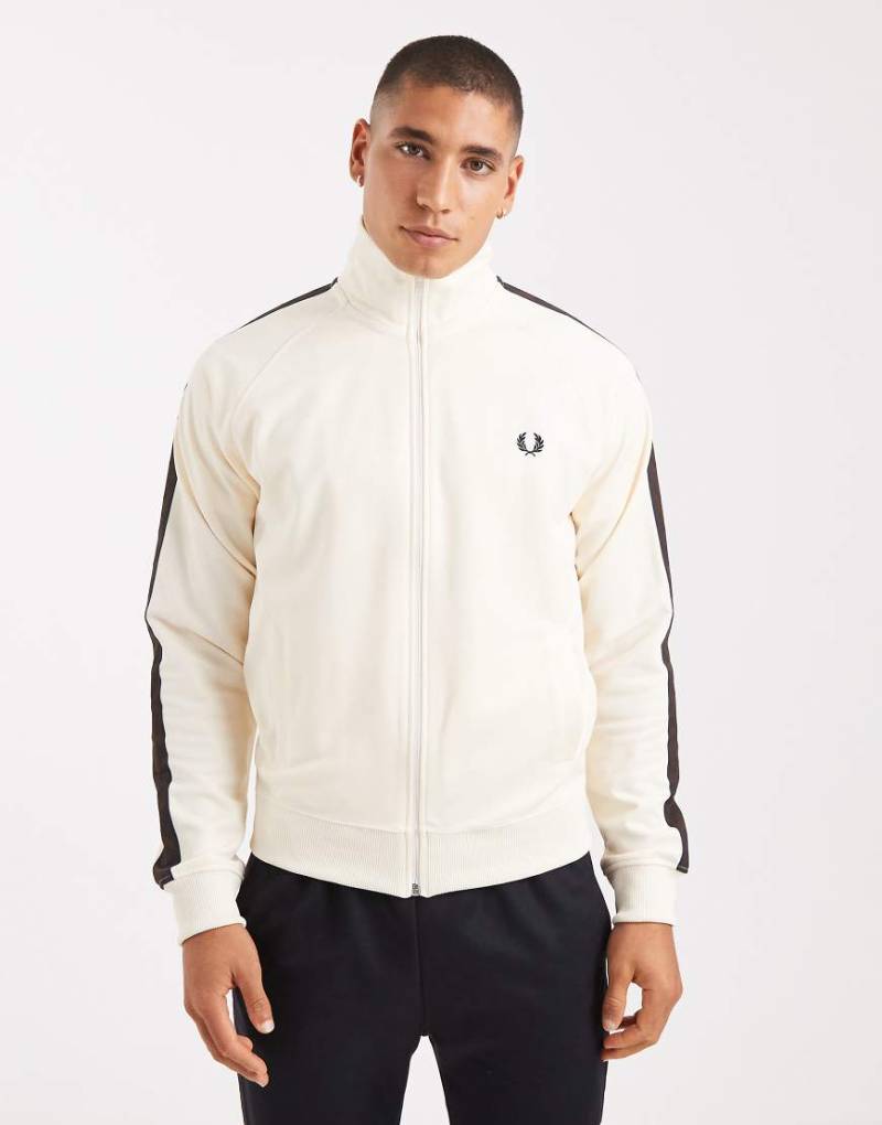 Fred Perry - Trainingsjacke in Ecru mit Kontrast-Zierband in Burnt Tobacco-Weiß Fred Perry - Trainingsjacke in Ecru mit Kontrast-Zierband in Burnt Tobacco-Weiß von Fred Perry
