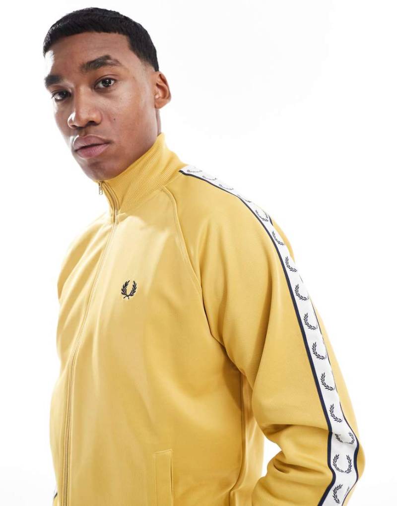 Fred Perry - Trainingsjacke in Gelb mit farblich abgesetztem Zierband von Fred Perry