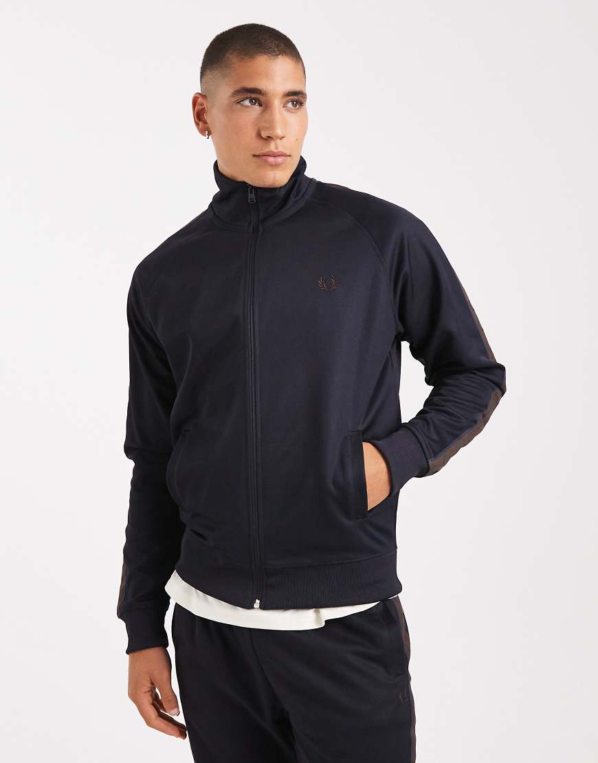 Fred Perry - Trainingsjacke in Marineblau mit Kontrast-Zierband in Burnt Tobacco von Fred Perry