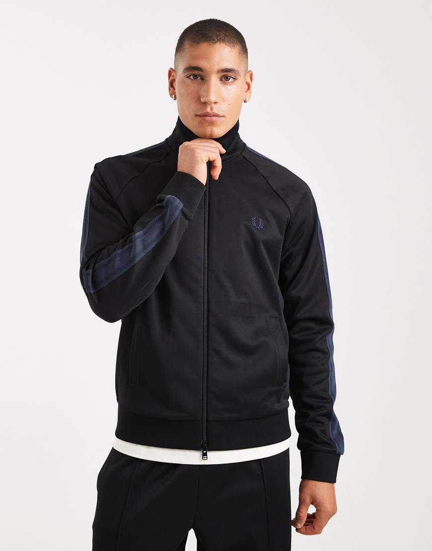 Fred Perry - Trainingsjacke in Schwarz mit Netzstoff-Zierband von Fred Perry