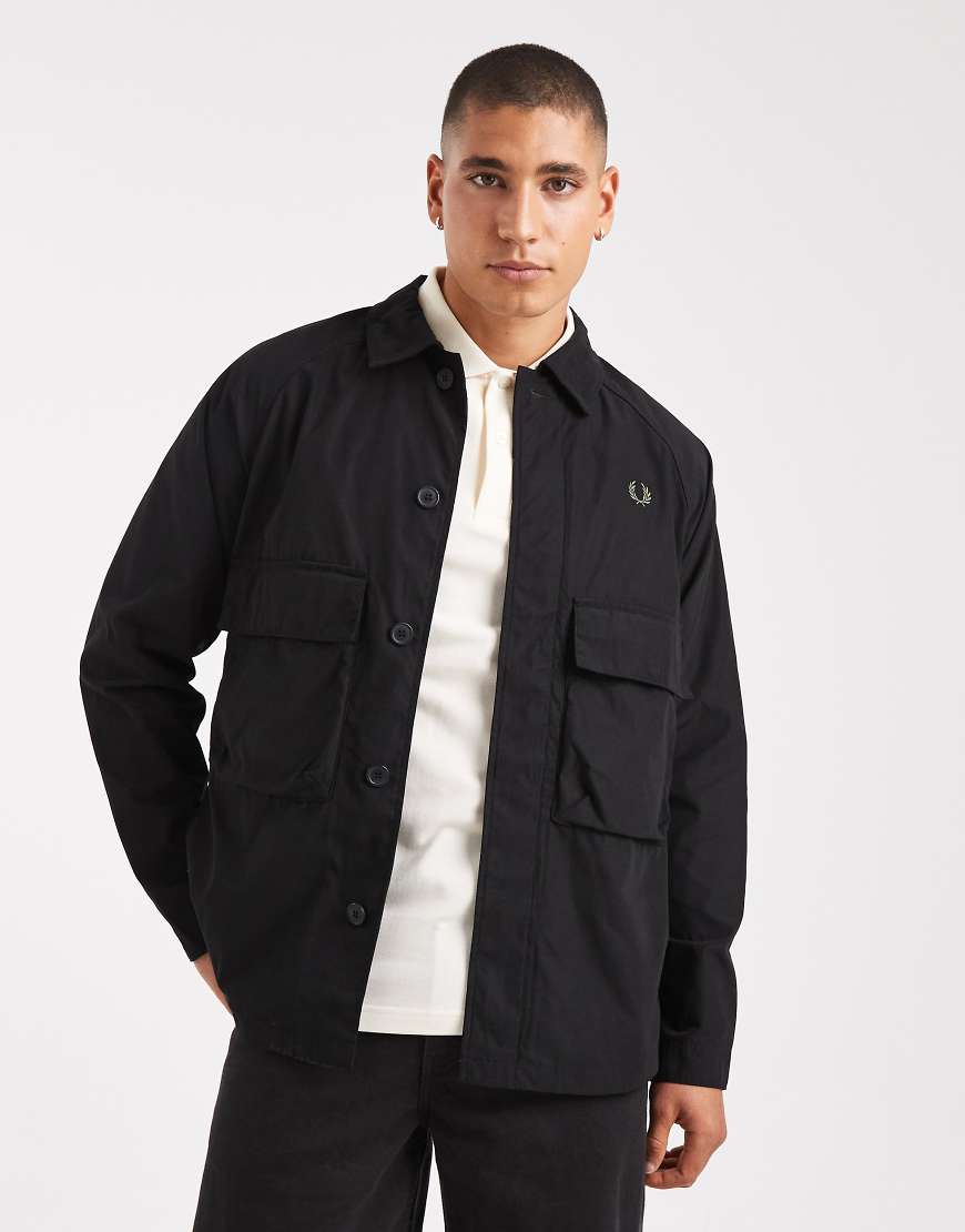 Fred Perry - Utility-Hemdjacke in Schwarz mit Raglanärmeln von Fred Perry