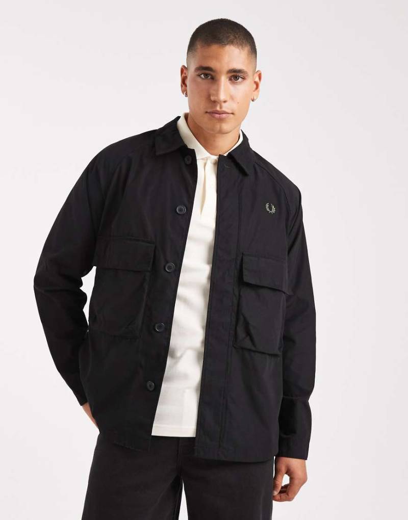 Fred Perry - Utility-Hemdjacke in Schwarz mit Raglanärmeln von Fred Perry