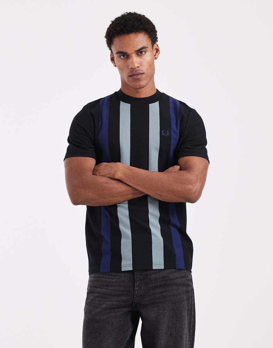 Fred Perry - Vertikal gestreiftes T-Shirt in Schwarz von Fred Perry