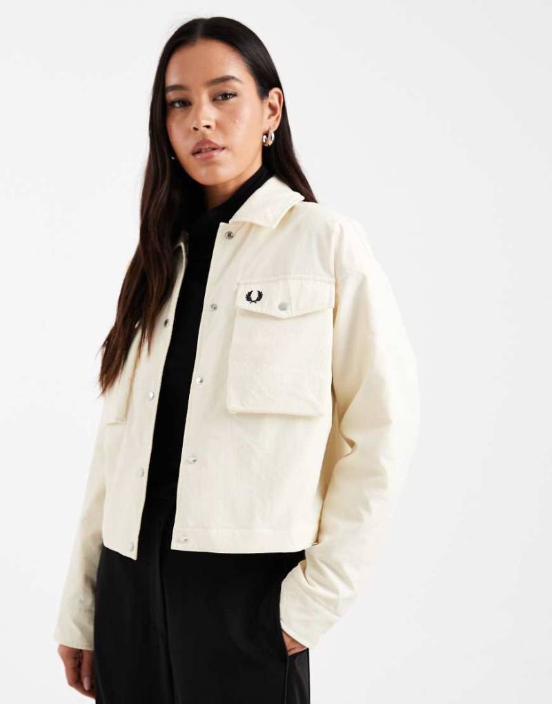 Fred Perry - Wattierte Hemdjacke in Ecru-Weiß von Fred Perry