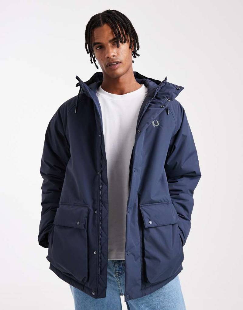 Fred Perry - Wattierte Jacke in Marineblau mit Reißverschluss von Fred Perry