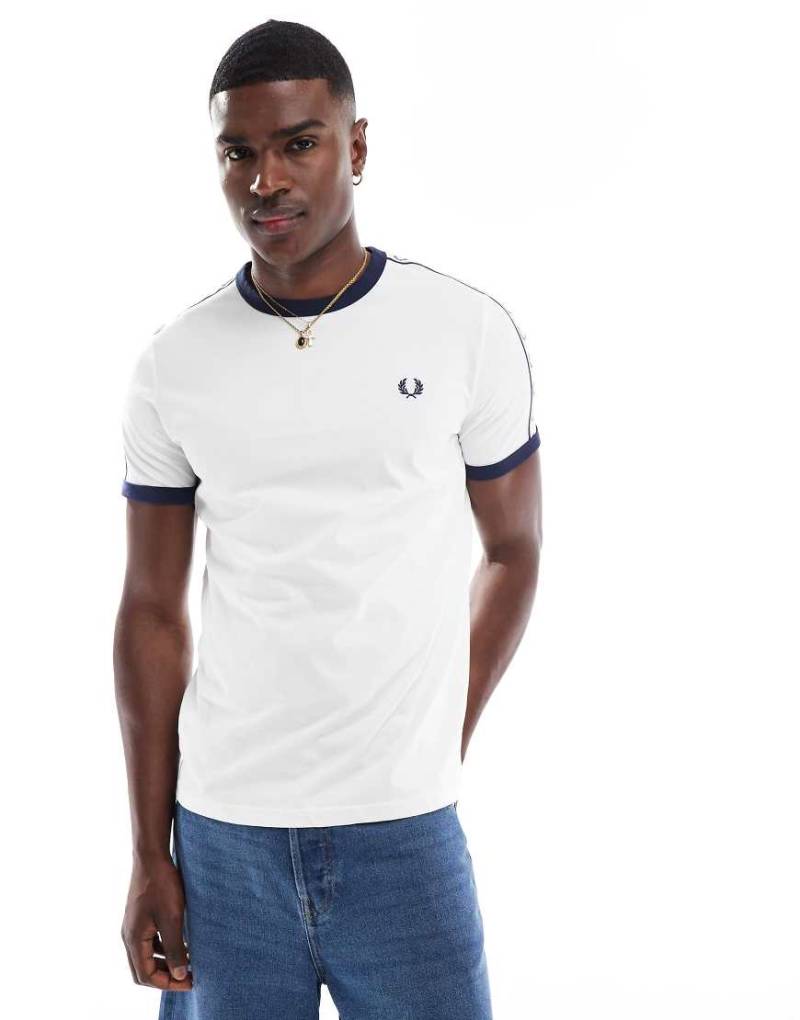 Fred Perry - Weißes Ringer-T-Shirt mit Zierleiste von Fred Perry