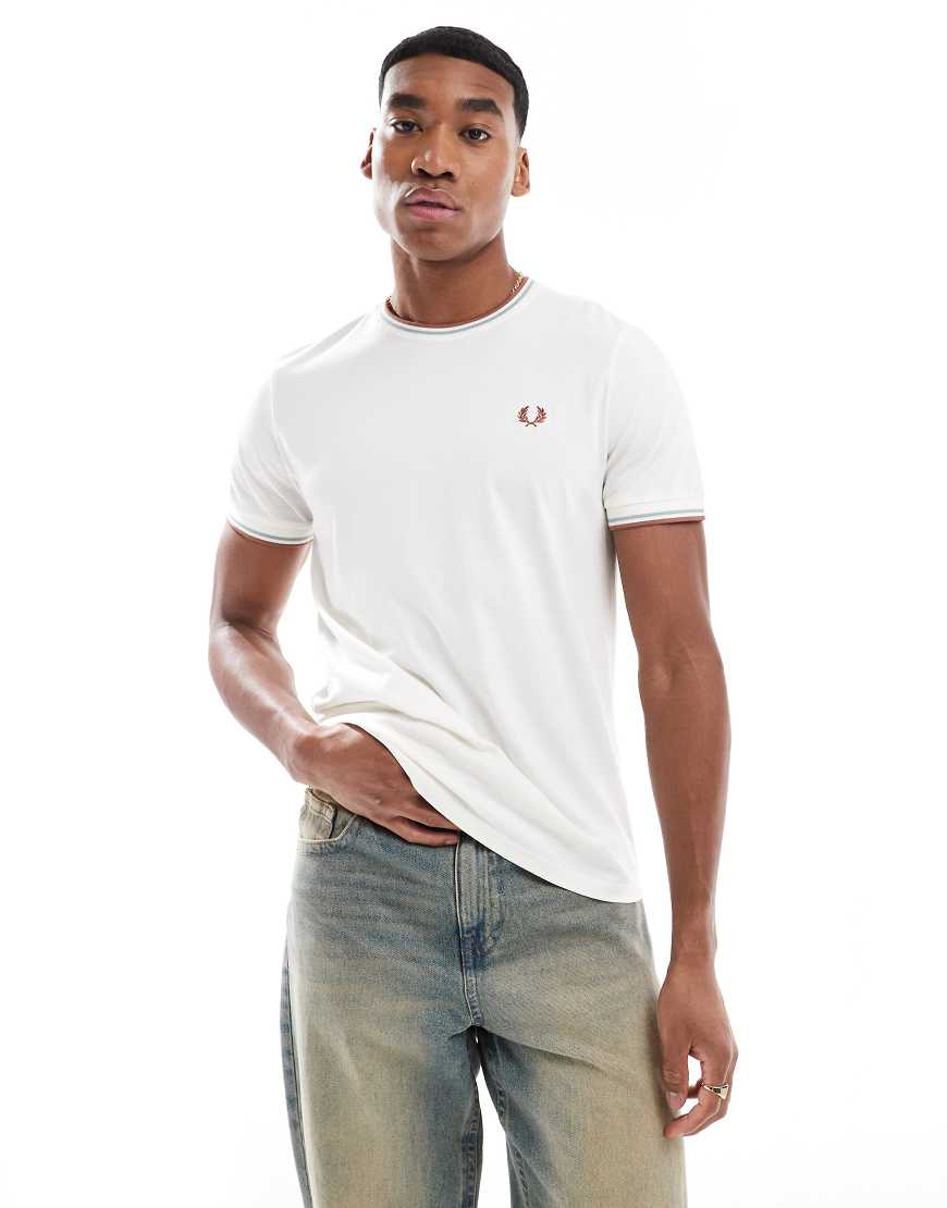 Fred Perry - Weißes T-Shirt mit doppelten Zierstreifen von Fred Perry