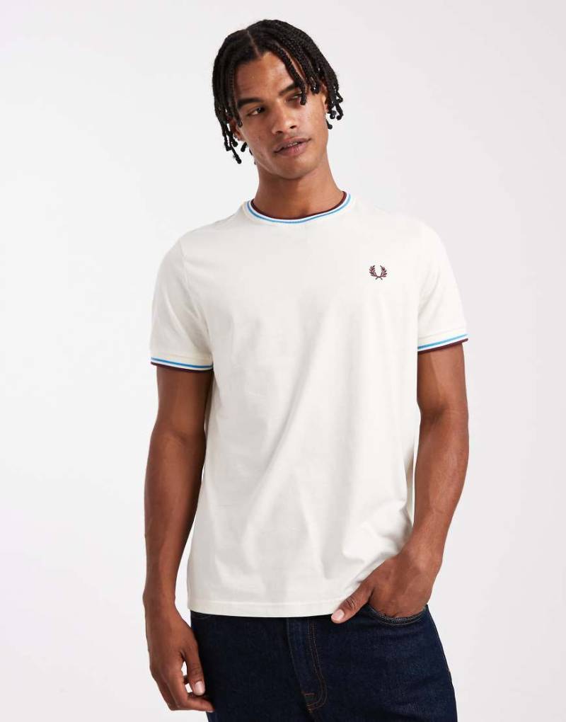 Fred Perry - Weißes T-Shirt mit doppelten Zierstreifen von Fred Perry