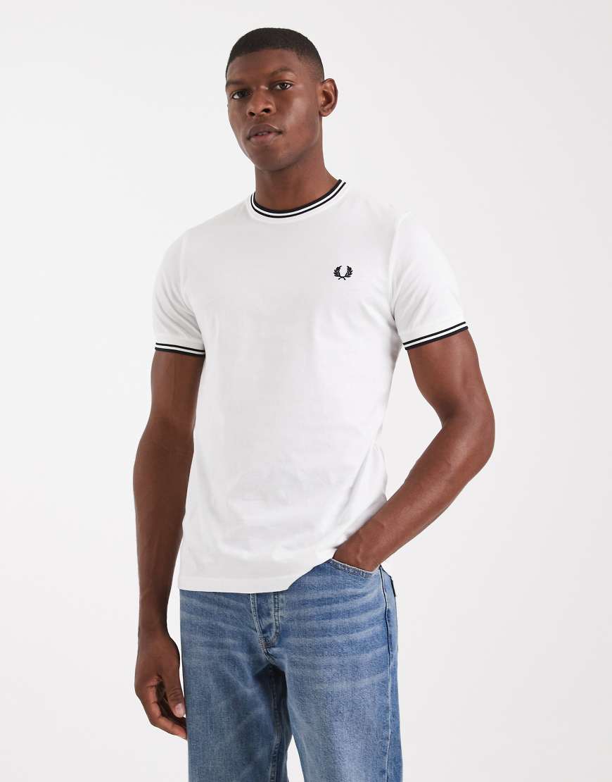 Fred Perry - Weißes T-Shirt mit doppelten Zierstreifen Fred Perry - Weißes T-Shirt mit doppelten Zierstreifen von Fred Perry