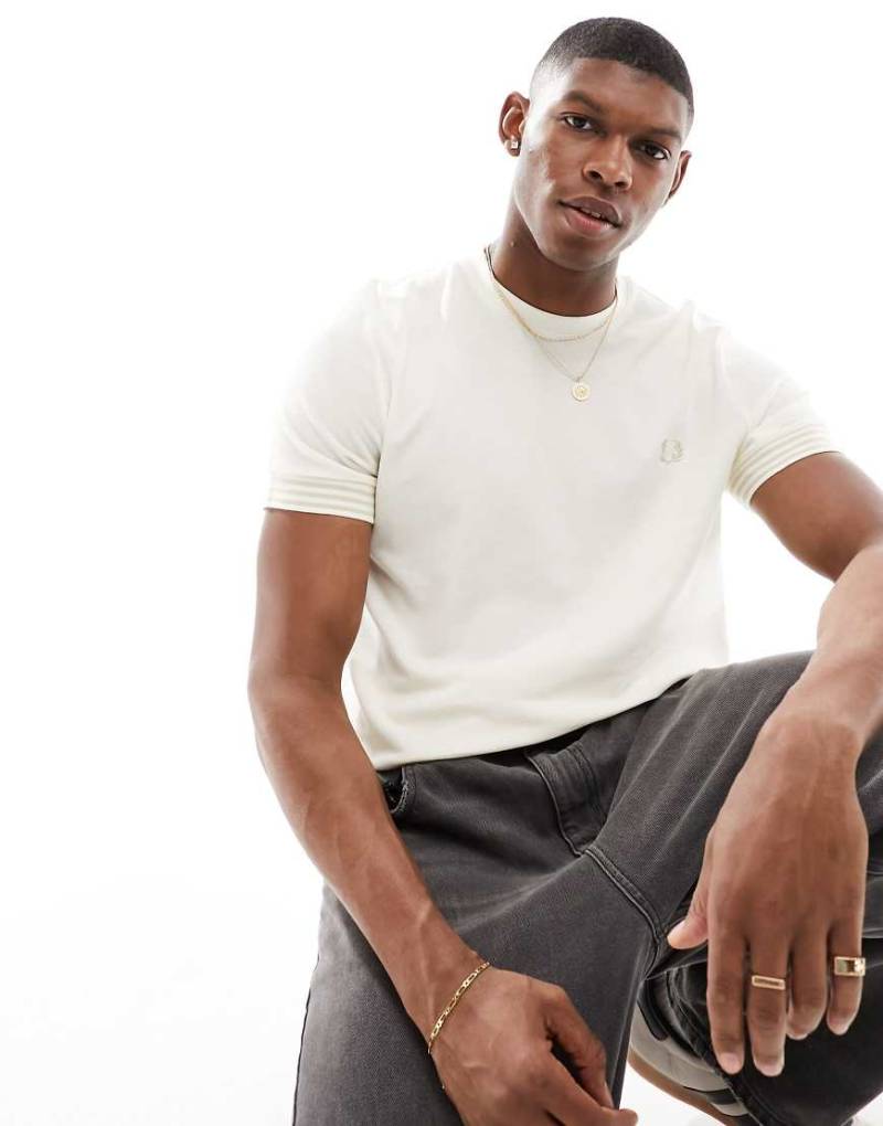 Fred Perry - Weißes T-Shirt mit gestreiften Ärmelabschlüssen von Fred Perry