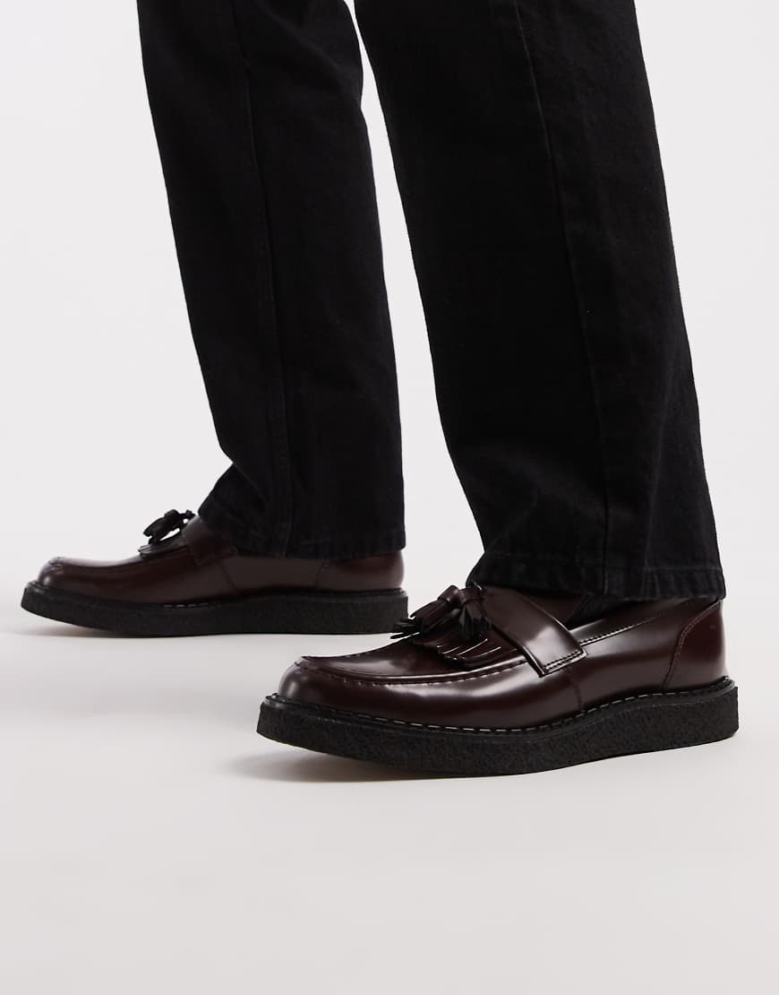 Fred Perry x George Cox - Leder-Loafer in Burgunderrot mit Quasten von Fred Perry