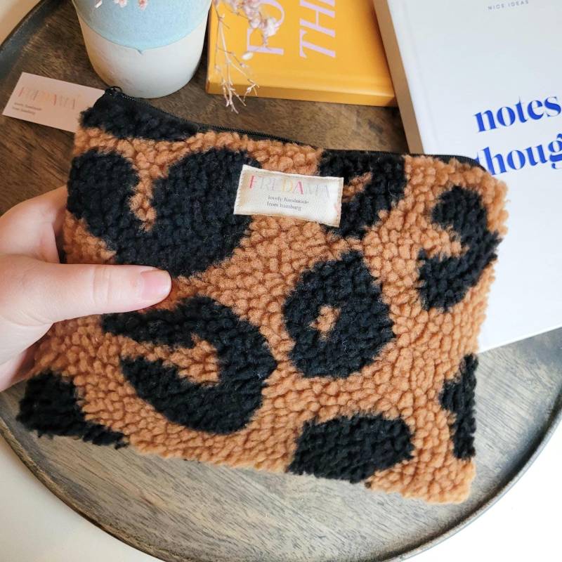 Große Leo-Print Plüsch Kosmetiktasche, Kuschelige Kosmetiktasche in Braun/Schwarz, Zipper Tasche Teddy-stoff, Handmade Kulturtasche von FredamaUniquePieces