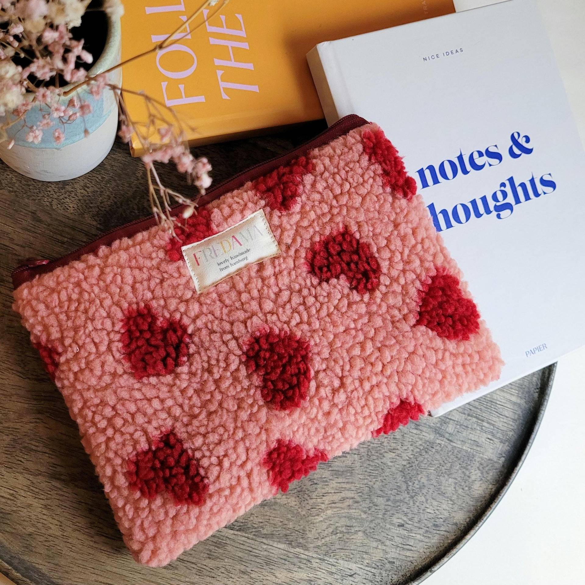 Große Rosa Plüsch Kosmetiktasche Mit Herzen, Kuschelige in Altrosa, Zipper Tasche Teddy-stoff, Handmade Kulturtasche von FredamaUniquePieces