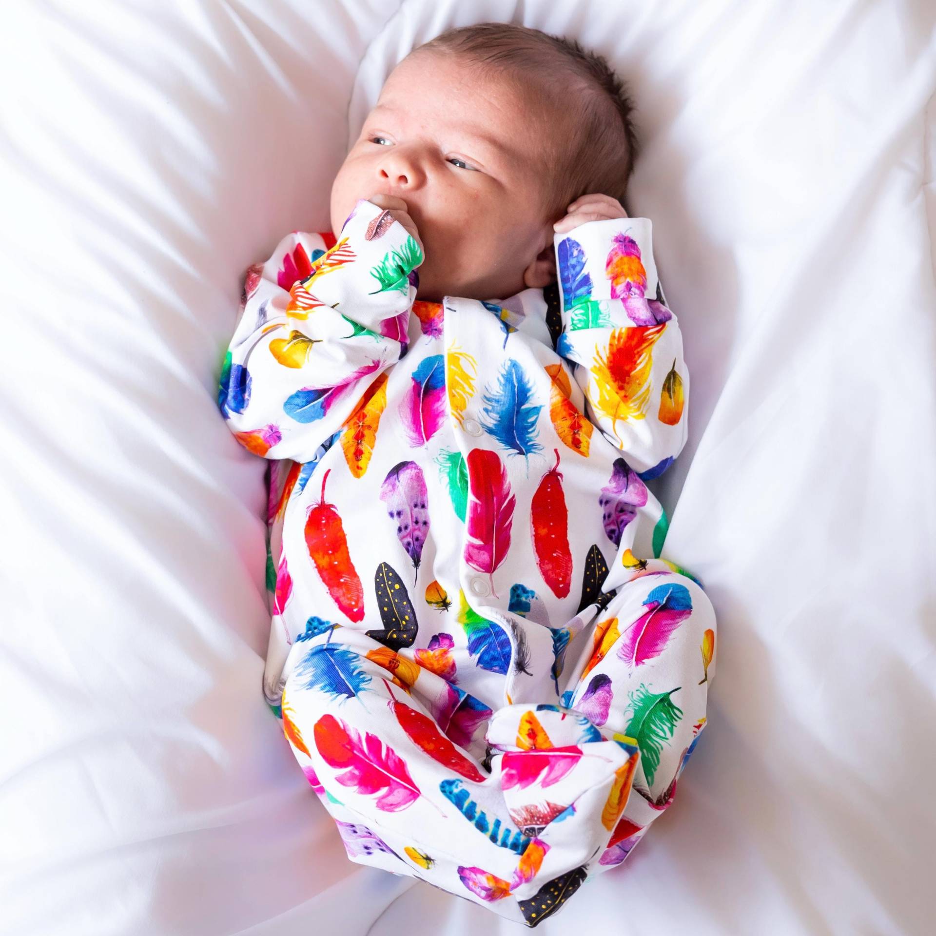 Regenbogen Feder Baby Strampler - Baumwolle Unisex von FredandNoah