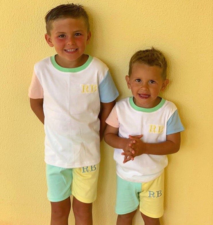Personalisiert - Handgemachtes Und Besticktes Baumwoll-T-Shirt Shorts Mix & Match Kinder-Loungewear Trainingsanzug Personalisiert - Handgemachtes Und Besticktes Baumwoll-T-Shirt Shorts Mix & Match Kinder-Loungewear Trainingsanzug von FreddieDevonC