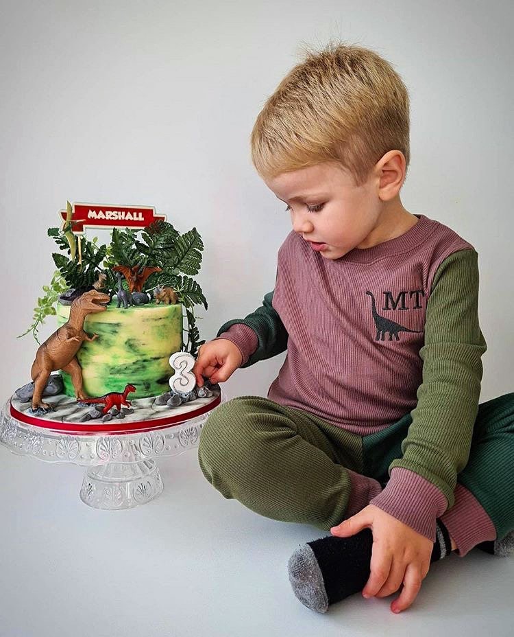 Personalisierter, Handgefertigter Und Bestickter, Gerippter Baumwoll-Jogging-Anzug Für Kinder - Khaki Mix & Match Dinosaurier Loungewear Personalisierter, Handgefertigter Und Bestickter, Gerippter Baumwoll-Jogging-Anzug Für Kinder - Khaki Mix & Match Dinosaurier Loungewear von FreddieDevonC