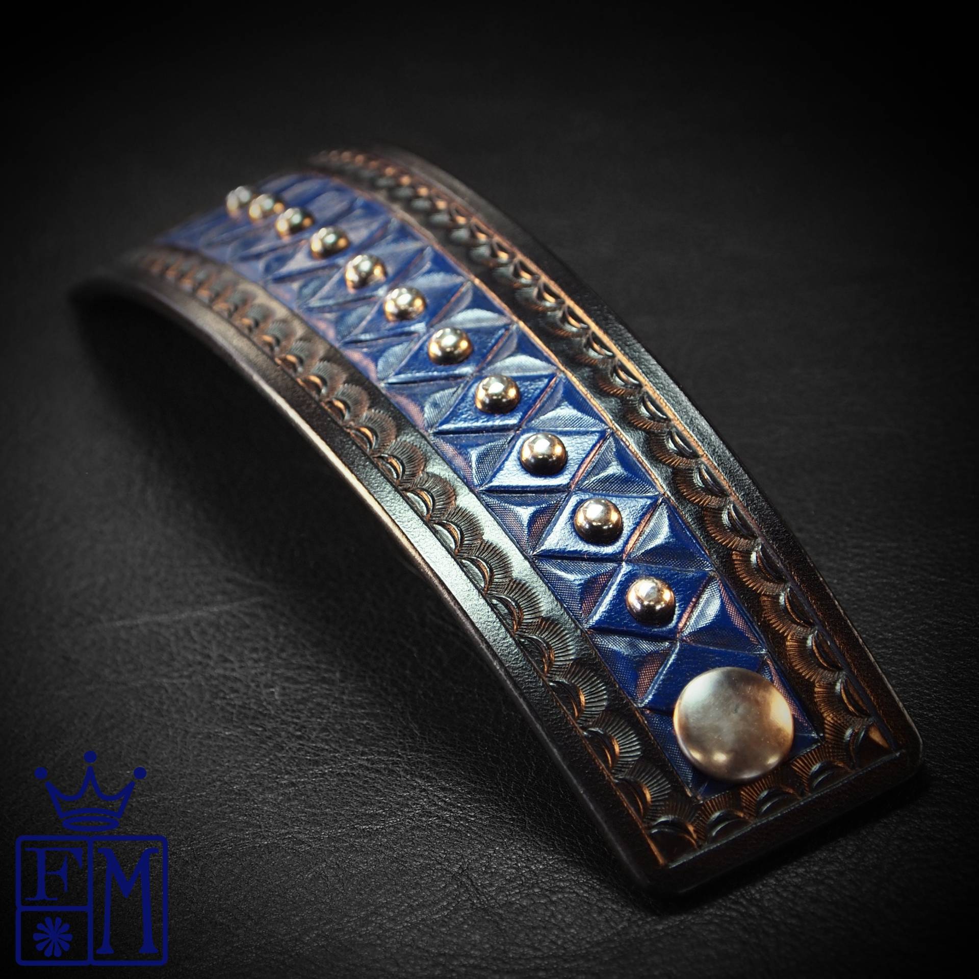 Handpunziertes Blaues Leder Manschette Armband Nieten Diamant Muster Handpunziertes Blaues Leder Manschette Armband Nieten Diamant Muster von FreddieMataraLeather