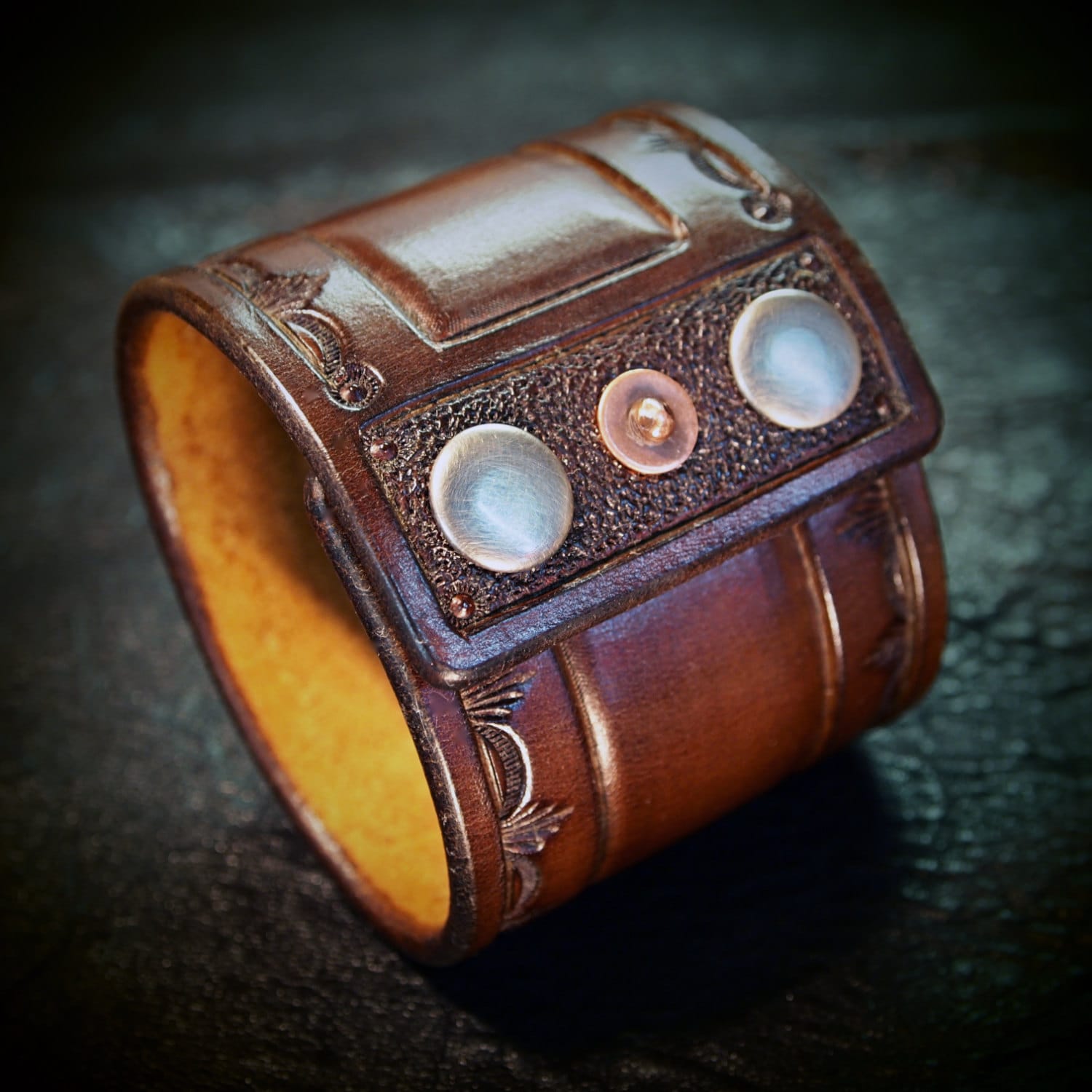 Handpunzierte Ledermanschette in Sattelbraunem Old West Style Handpunzierte Ledermanschette in Sattelbraunem Old West Style von FreddieMataraLeather