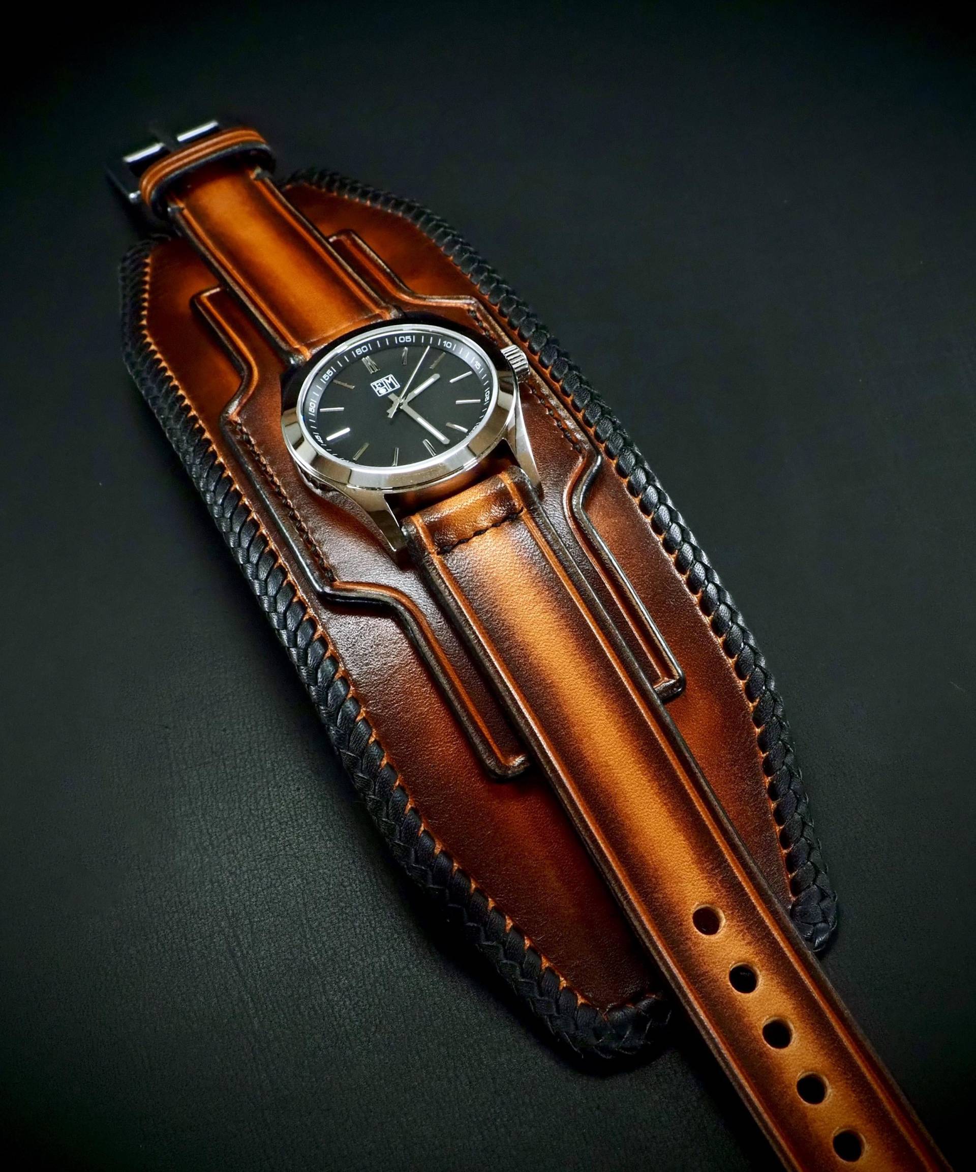 Braune Leder Manschetten Uhr Tobacco Sunburst Mit Geflochtener Spitzenborte. Tiefgründiger Stil Braune Leder Manschetten Uhr Tobacco Sunburst Mit Geflochtener Spitzenborte. Tiefgründiger Stil von FreddieMataraLeather