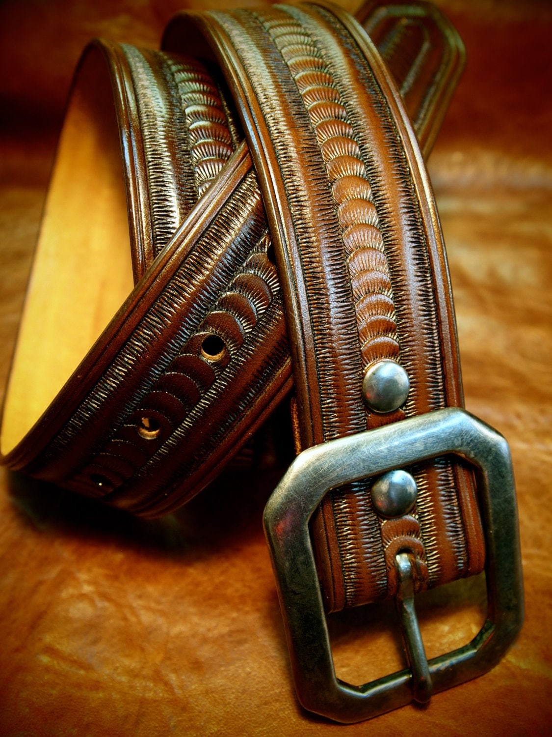 Hand Punziert Brauner Leder Gürtel Benutzerdefinierte Walnuss Finish Hand Punziert Brauner Leder Gürtel Benutzerdefinierte Walnuss Finish von FreddieMataraLeather