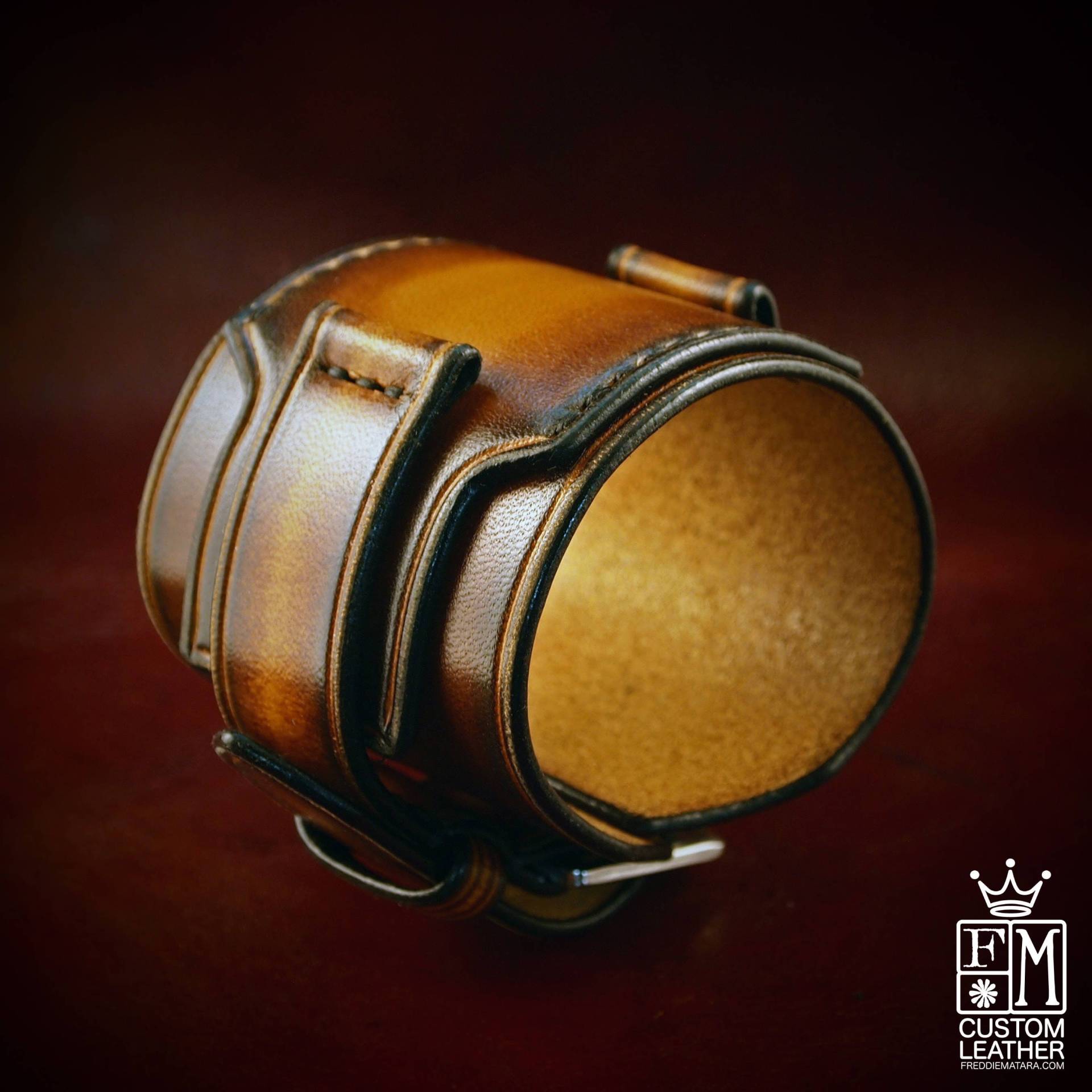 Braun Leder Manschette Armband Vintage Sunburst Style, Sonderanfertigung Braun Leder Manschette Armband Vintage Sunburst Style, Sonderanfertigung von FreddieMataraLeather