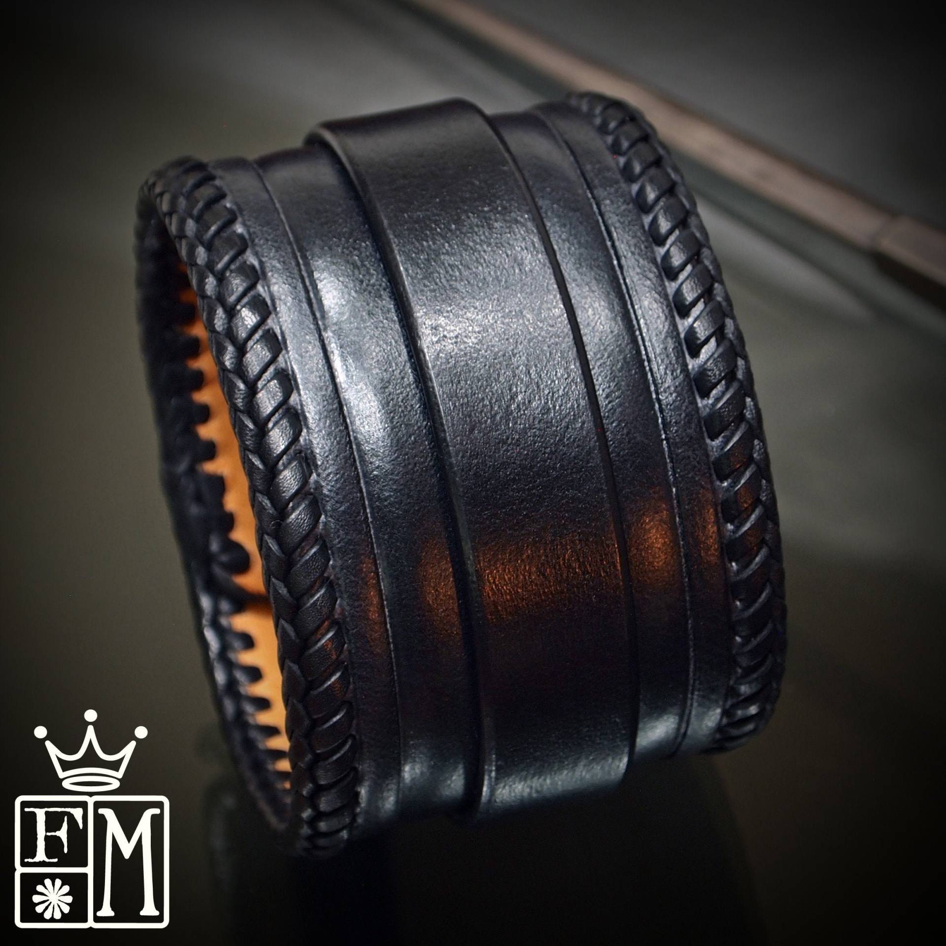 Handgefertigtes Schwarzes Leder Manschette Armband Punziert & Geflochten, Sondergröße Handgefertigtes Schwarzes Leder Manschette Armband Punziert & Geflochten, Sondergröße von FreddieMataraLeather
