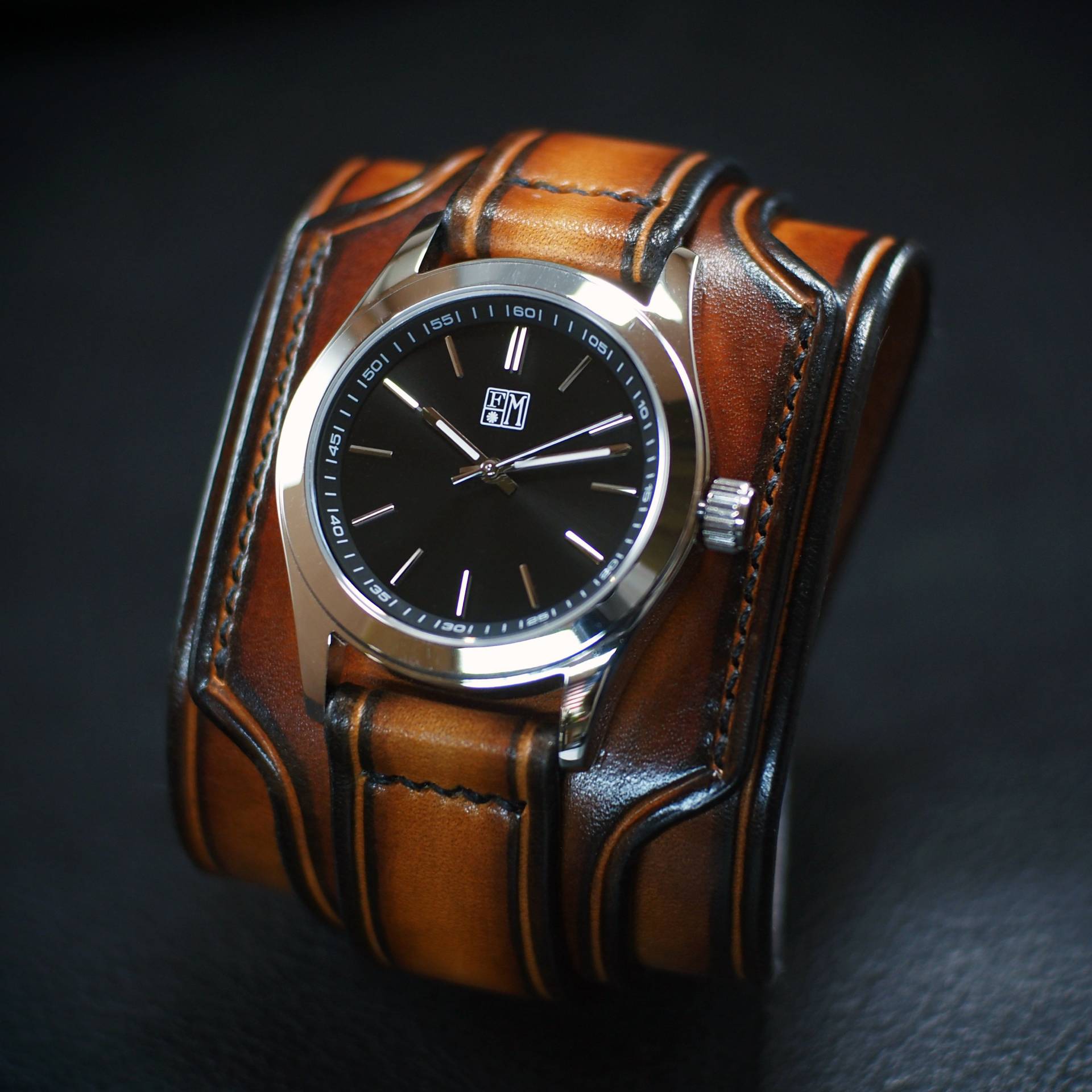 Handgefertigte Lederarmbanduhr Tabak Sunburst, Breites Band Handgefertigte Lederarmbanduhr Tabak Sunburst, Breites Band von FreddieMataraLeather