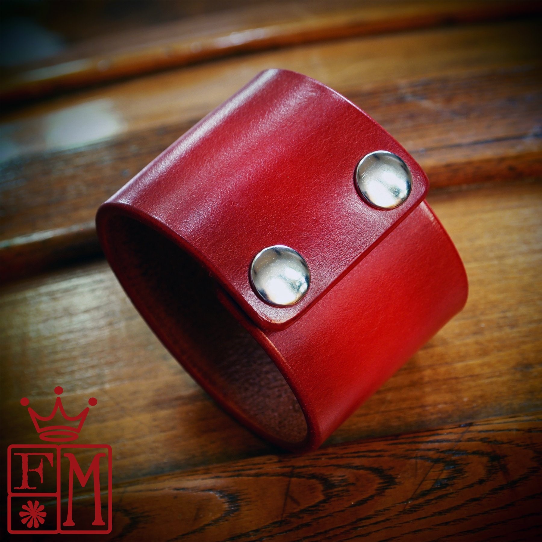 Handgefertigtes Rotes Leder Manschettenarmband Custom Fit, Nickel Snaps Handgefertigtes Rotes Leder Manschettenarmband Custom Fit, Nickel Snaps von FreddieMataraLeather