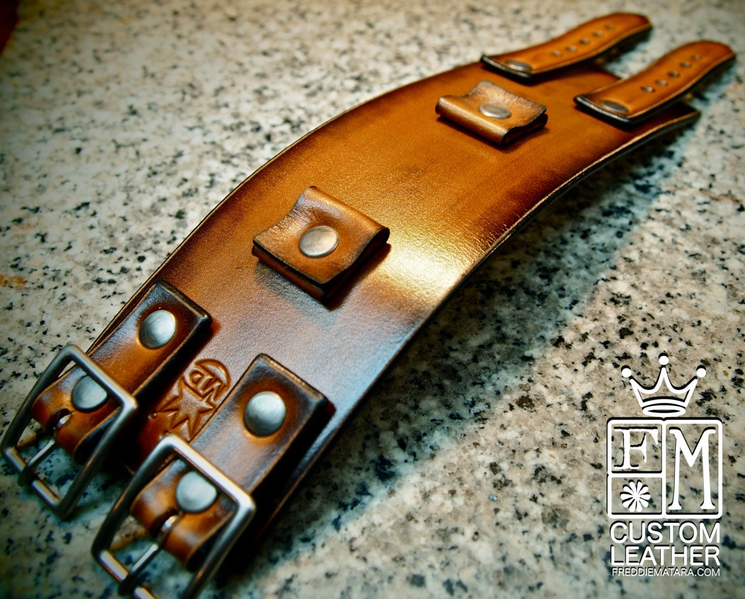Vintage Manschettenarmband Aus Leder Custom Fit, Dunkelbraun, Handgefärbt Vintage Manschettenarmband Aus Leder Custom Fit, Dunkelbraun, Handgefärbt von FreddieMataraLeather