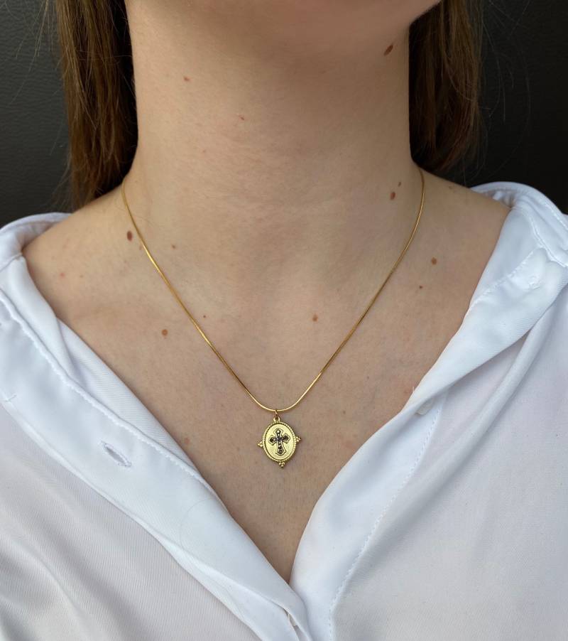 Johann - Goldene Edelstahl Kette Mit Wunderschönem Ovalen Anhänger Kreuz Aus Edelsteinen | Kostenloser Versand Johann - Goldene Edelstahl Kette Mit Wunderschönem Ovalen Anhänger Kreuz Aus Edelsteinen | Kostenloser Versand von FreddysLaedchen