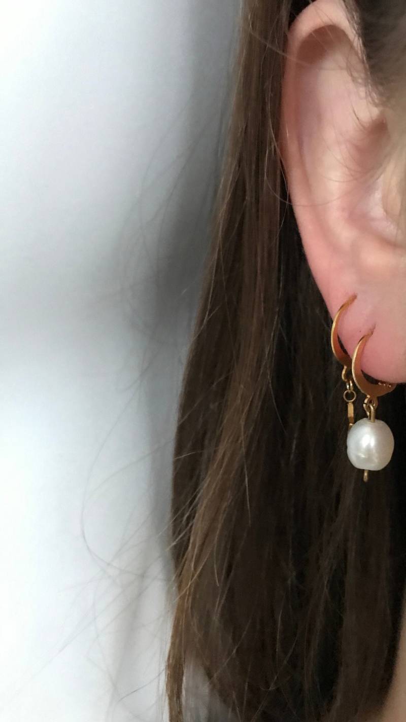 Wasserfeste Goldene Und Silberne Perlen Ohrringe in Weiß | Leichte Creolen Ohrschmuck Huggies Für Jeden Tag Kostenloser Versand Wasserfeste Goldene Und Silberne Perlen Ohrringe in Weiß | Leichte Creolen Ohrschmuck Huggies Für Jeden Tag Kostenloser Versand von FreddysLaedchen