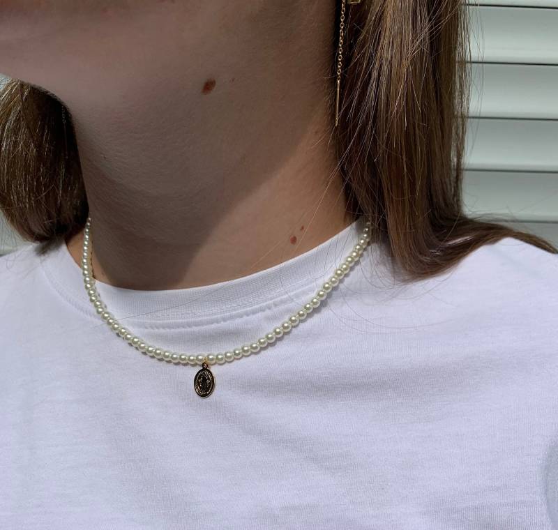 Weiße Perlenkette "Kurt" Mit Goldenem Verschluss Und Kleinem Anhänger Aus Edelstahl | Kostenloser Versand von FreddysLaedchen