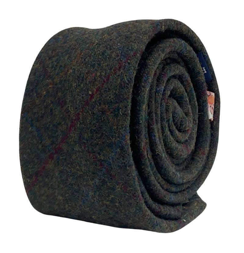 Dunkelgrüne Krawatte Mit Rot-Gelben Karomuster Aus 100% Tweedwolle Von Friedrich Thomas Ft3145 Dunkelgrüne Krawatte Mit Rot-Gelben Karomuster Aus 100% Tweedwolle Von Friedrich Thomas Ft3145 von FrederickThomas