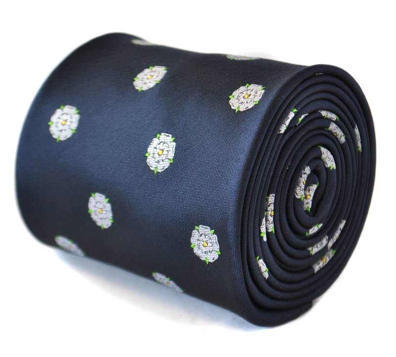 Marineblaue Krawatte Mit Weißer Yorkshire Rose Und Signatur-Blumenmuster Auf Der Rückseite Von Friedrich Thomas Ft2102 von FrederickThomas