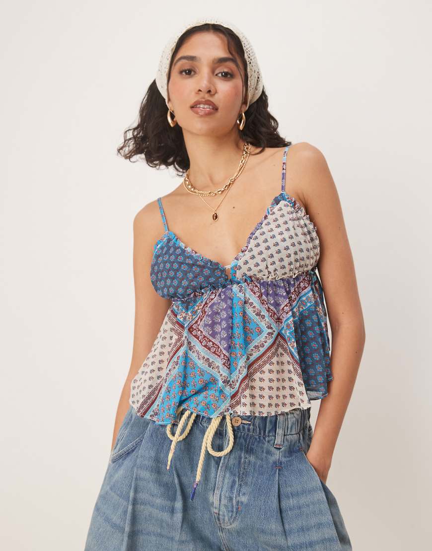 Free People - Alix - Fließendes Camisole-Oberteil in Ozeanblau mit Paisley-Print Free People - Alix - Fließendes Camisole-Oberteil in Ozeanblau mit Paisley-Print von Free People