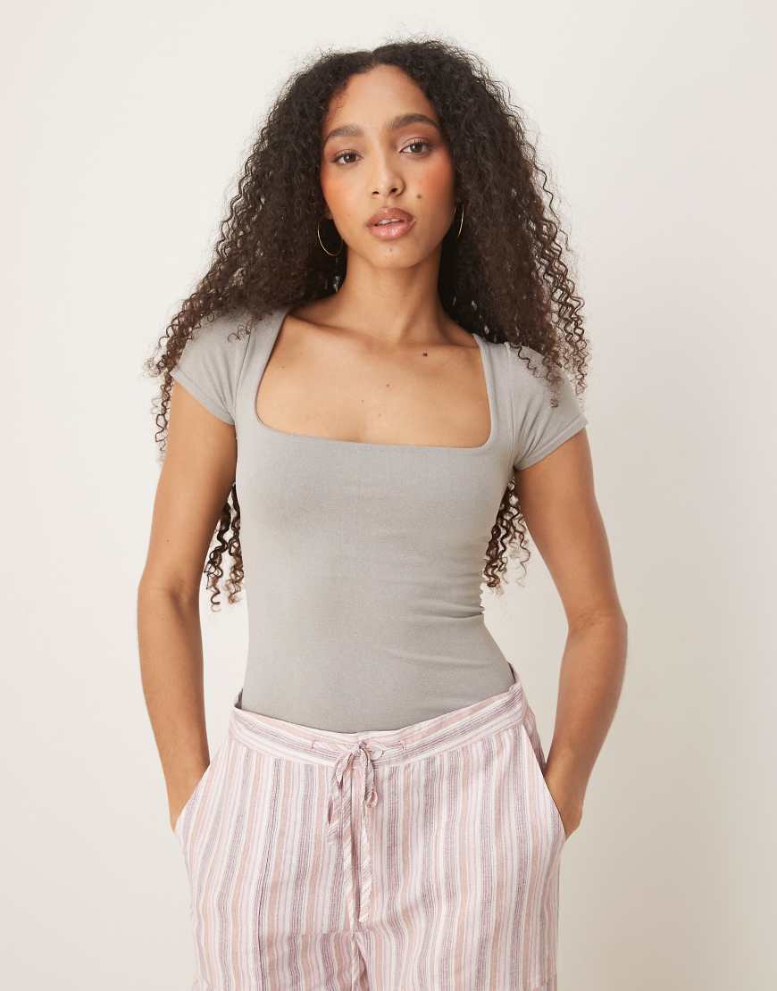 Free People - Clean Lines - Knapp geschnittenes T-Shirt in Grau mit eckigem Ausschnitt Free People - Clean Lines - Knapp geschnittenes T-Shirt in Grau mit eckigem Ausschnitt von Free People