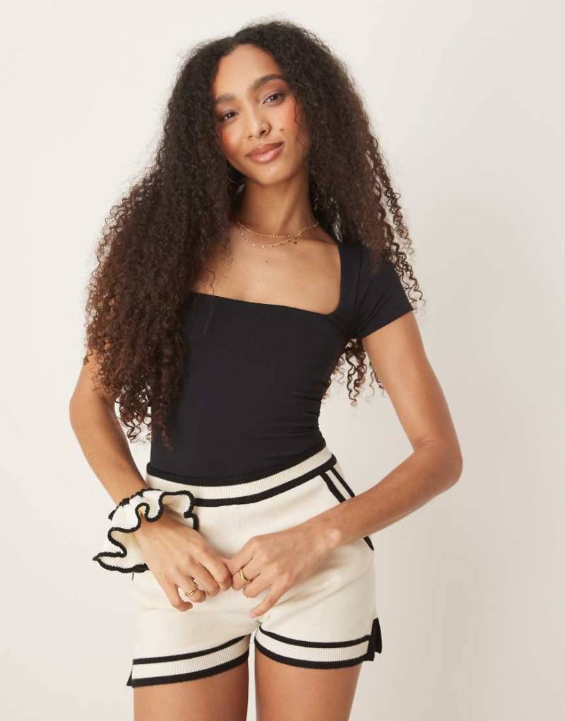 Free People - Clean Lines - Knapp geschnittenes T-Shirt in Schwarz mit eckigem Ausschnitt von Free People