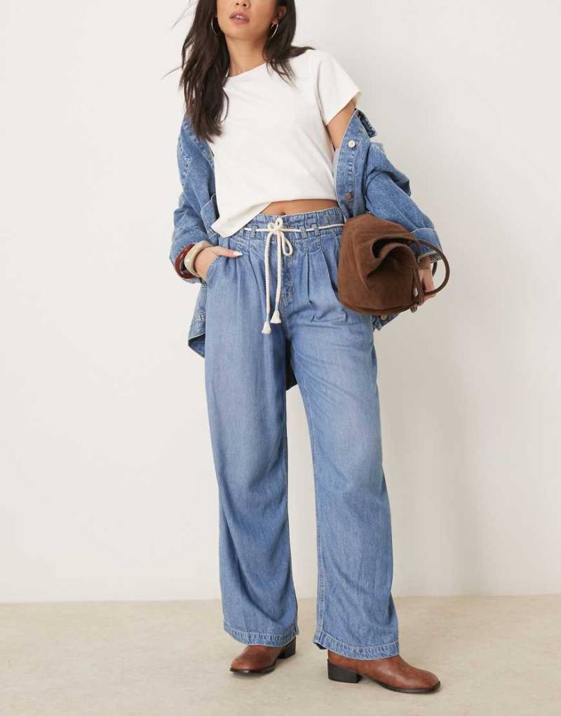 Free People - Dakota - Jeans in Hellblau mit gerafftem elastischem Bund von Free People