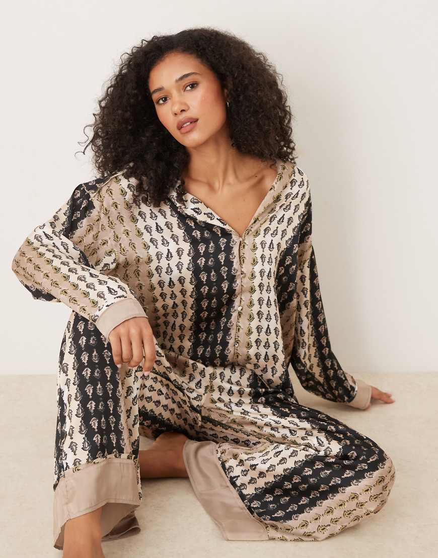 Free People - Dreamy Days - Pyjama aus Satin in neutralen Farben Free People - Dreamy Days - Pyjama aus Satin in neutralen Farben von Free People