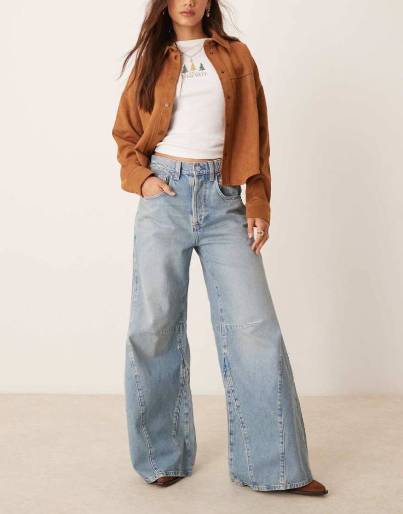Free People - Eden - Ausgestellte Jeans in mittelblauer Waschung mit hohem Bund und lässigem Schnitt von Free People