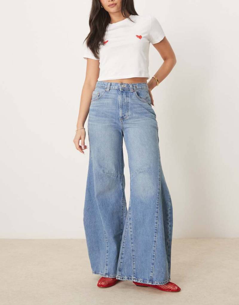 Free People - Eden - Weit geschnittene Baggy-Jeans in verwaschenem Mittelblau von Free People