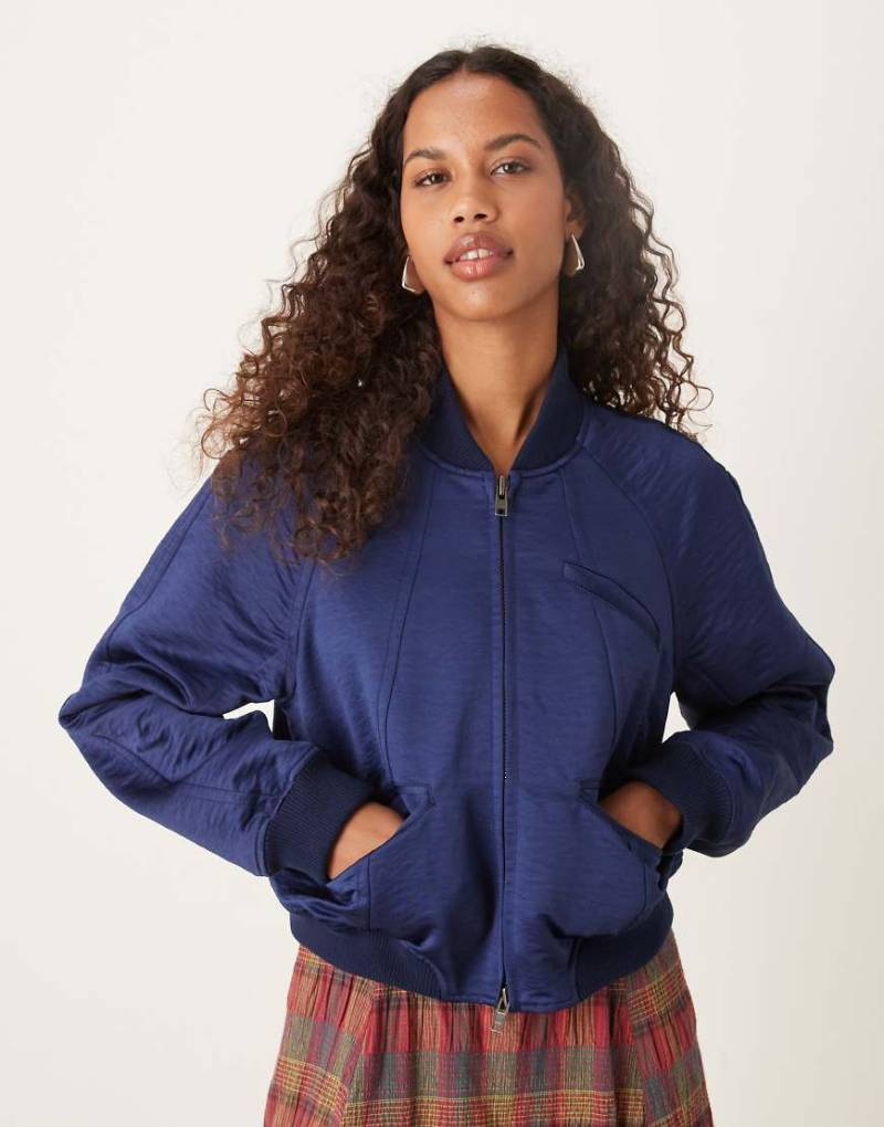 Free People - Ellie - Bomberjacke aus Satin in Cosmic Club-Blau von Free People