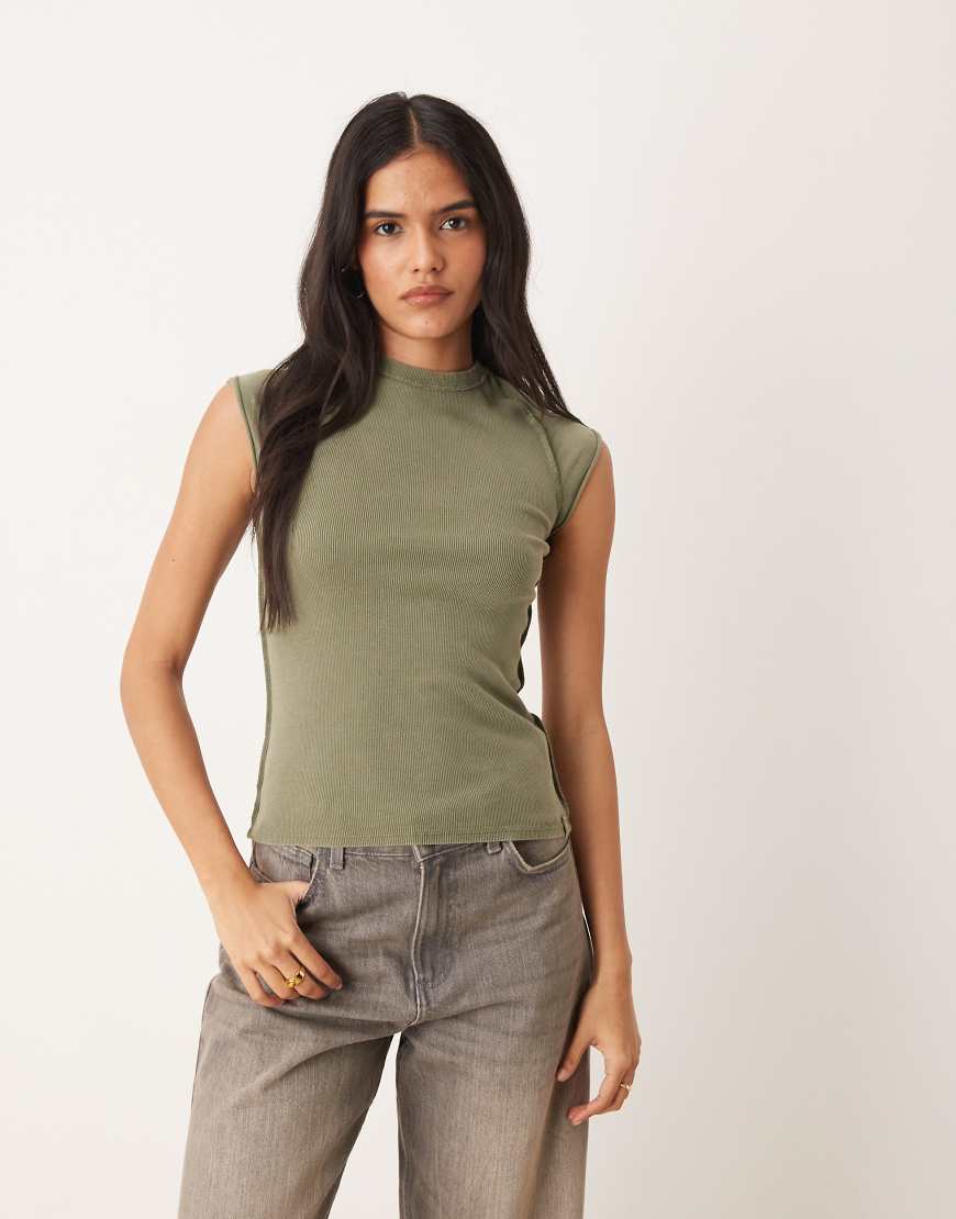 Free People - Ever Had - Knapp geschnittenes T-Shirt in Khakigrün von Free People