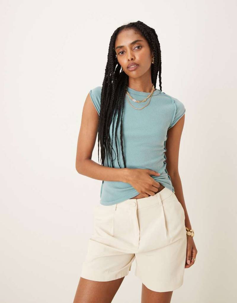 Free People - Ever Had - Knapp geschnittenes T-Shirt in Turmalin-Blau von Free People