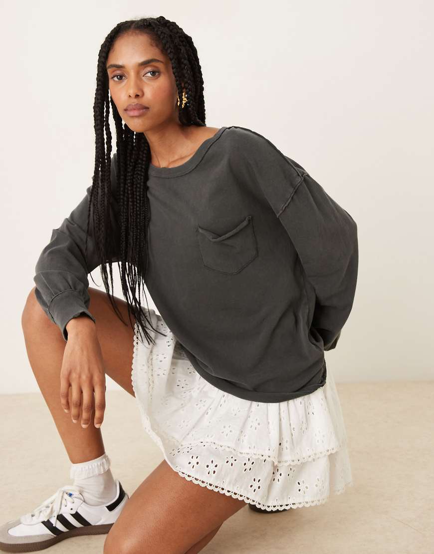 Free People - Fade Into You - Langärmliges T-Shirt in Anthrazit mit Brusttasche-Grau von Free People